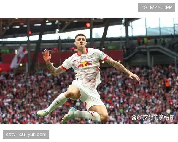 特写：替补席上的哈维-西蒙斯，在莱比锡大胜时与助理教练深入探讨战术